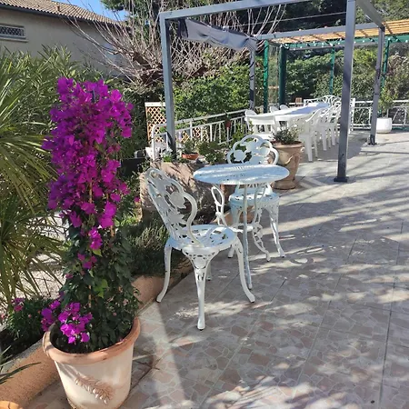 Le Jardin Des Rocailles - 4 Climatisee Avec Piscine A Deux Pas D'avignon