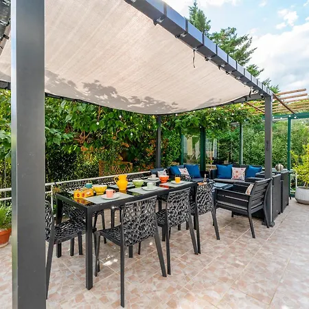 Familiale 4 Etoiles Avec Piscine Et Climatisation En Provence Villa